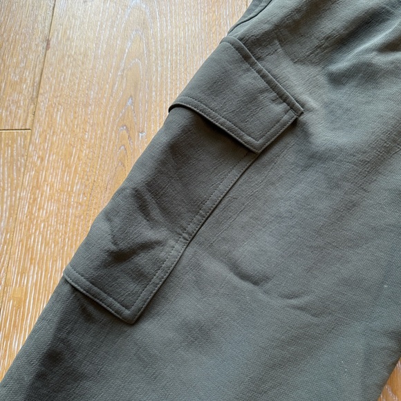 Aritzia Wilfred Shift Cargo PantRelaxed barrel-leg crepe cargo pants